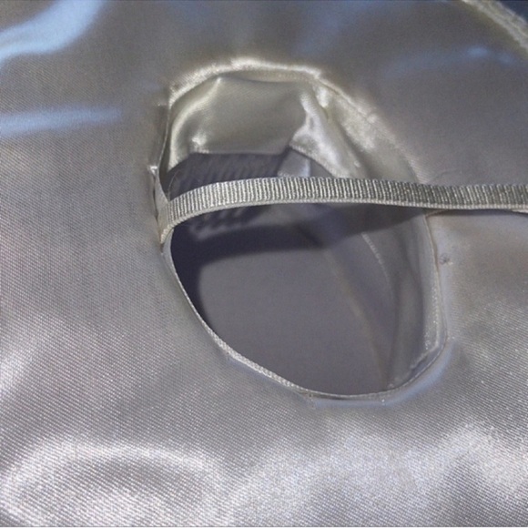 Tiny hair piece top hat with adjustable wire around the edges
White with floral - Picture 7 of 7